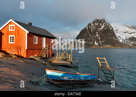 Un Rorbu sur la côte près de Sakrisoy sur les îles Lofoten, Norvège, à la recherche vers le Olstind Banque D'Images