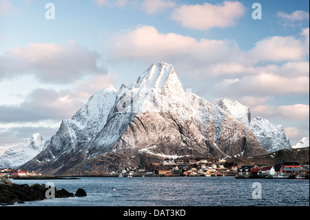 Vue d'Olstind et le village de reine sur les îles Lofoten, Norvège Banque D'Images