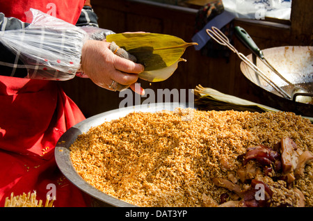 La Chine, périphérie de Shanghai. Ancien village de Zhujiajiao. Snack populaire de porc et de riz gluant enveloppé dans des feuilles. Banque D'Images