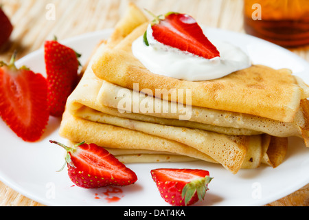 Des crêpes avec des tranches de fraises fraîches, Close up Banque D'Images