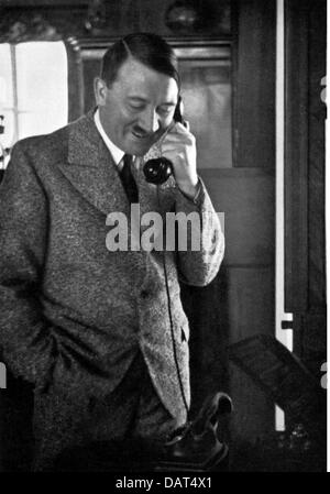 Hitler, Adolf, 20.4.1889 - 30.4.1945, politicien allemand (NSDAP), Chancelier du Reich 30.1.1933 - 30.4.1945, téléphonant avec Gauleiter Josef Bürckel, Chancellerie du Reich, Berlin, 15.1.1936, connexion de la zone Saar au Reich allemand, Banque D'Images