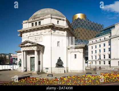 Royaume-uni, Angleterre, Birmingham, Centenary Square, Hall de mémoire War Memorial et Nouvelle Bibliothèque Banque D'Images