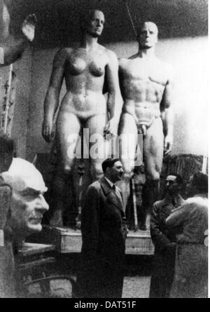 Hitler, Adolf, 20.4.1889 - 30.4.1945, politicien allemand (NSDAP), chancelier du Reich 30.1.1933 - 30.4.1945, avec Joseph Goebbels dans le studio du sculpteur Arno Breker, fin des années 1930, Banque D'Images