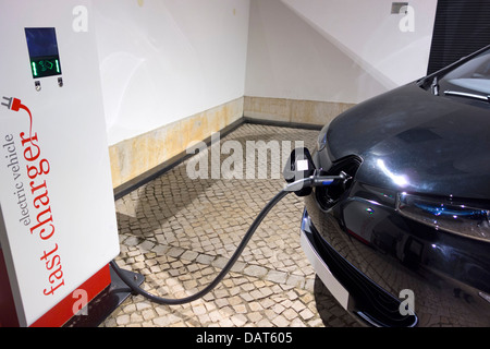 Voiture électrique branché pour recharger la station de charge à Banque D'Images