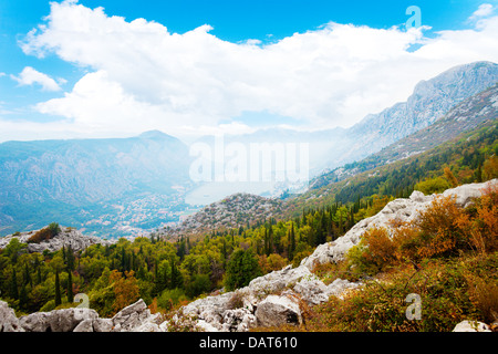 La baie de Kotor, vieille ville et les montagnes environnantes Banque D'Images