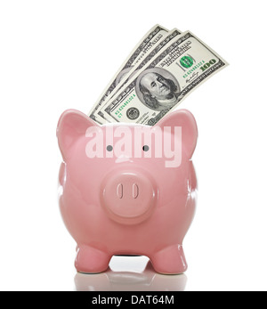 Pink piggy bank avec 3 cent US dollar bills sur fond blanc Banque D'Images