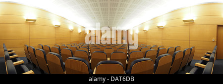 Vue panoramique d'un auditorium moderne vide Banque D'Images