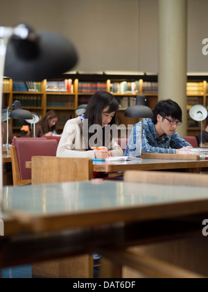 Deux étudiants asiatiques studying in library Banque D'Images