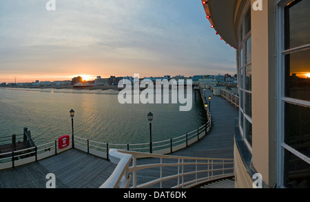 Coucher de soleil sur le front de Worthing vu du pier Banque D'Images