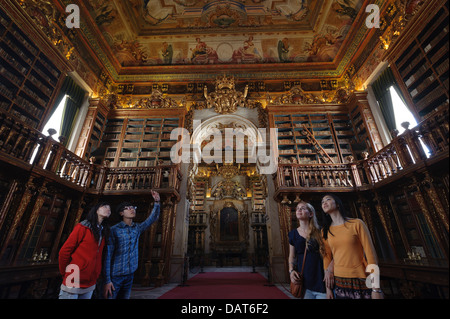 Les personnes qui visitent l'Université de Coimbra au xviiie siècle, bibliothèque baroque Biblioteca Joanina à Coimbra, Portugal Banque D'Images