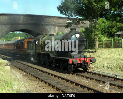 Le transport du moteur B12 Quad-Articulated Ensemble de 4 entraîneurs en sortant de la gare Weybourne en route pour Holt de Sheringham, Norfolk. Banque D'Images
