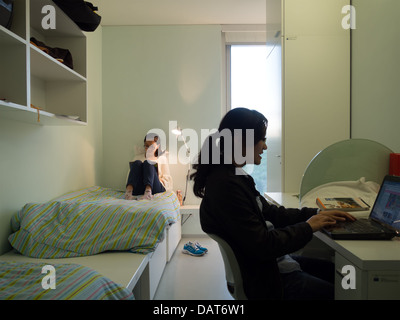 Deux étudiantes colocataires étudier au college dorm room Banque D'Images