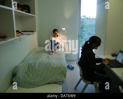 Deux étudiantes colocataires étudier au college dorm room Banque D'Images