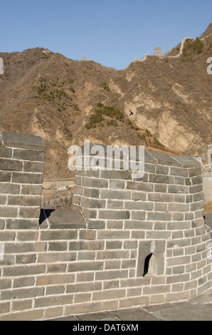 La Chine, la Province de Ji, Tianjin. La Grande Muraille de Chine, à Huangyaguan. Grand mur détail avec mur de montagne vue dans la distance. Banque D'Images