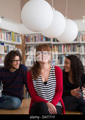 Groupe de personnes ethniques in library Banque D'Images