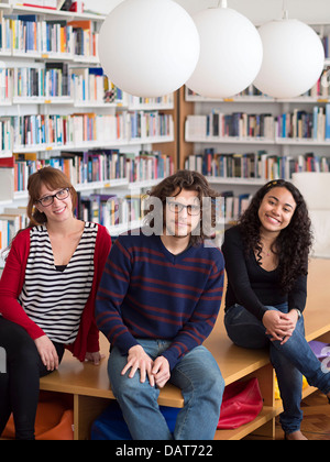 Groupe de personnes ethniques in library Banque D'Images