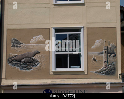 Peinture murale sur le mur de chaque côté de la fenêtre à l'étage, Dartmouth, Devon, UK 2013 Banque D'Images