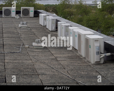 Unités de climatisation sur le toit Banque D'Images