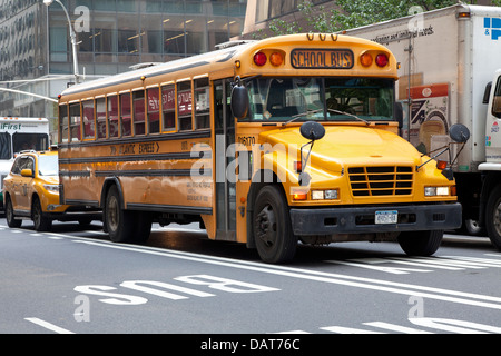 Schoolbus dans le trafic à New York City Banque D'Images