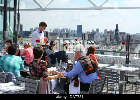 Les clients assis à la fantaisie d'un restaurant sur le toit au 6ème étage du Centre Georges Pompidou (musée d'art moderne), Paris Banque D'Images