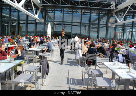 Les clients assis à la fantaisie d'un restaurant sur le toit au 6ème étage du Centre Georges Pompidou (musée d'art moderne), Paris Banque D'Images