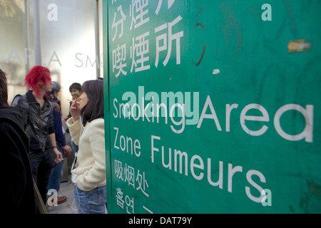 Les jeunes fumeurs à l'extérieur de la station Shibuya, Tokyo, Japon Banque D'Images