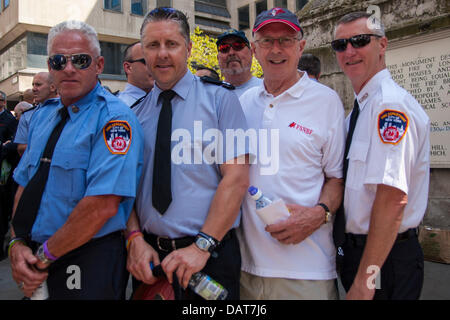 Londres, Royaume-Uni. 18 juillet 2013. Deux pompiers de New York, Jack Kielty et Steve Orr a rejoint Londres pour protester contre les pompiers dans le mars et ralkly contre les coupures aux services d'incendie. Crédit : Paul Davey/Alamy Live News Banque D'Images