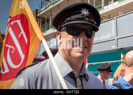 Marches de pompier avec ses collègues pour protester contre les coupures à la London Fire Brigade. Crédit : Paul Davey/Alamy Live News Banque D'Images