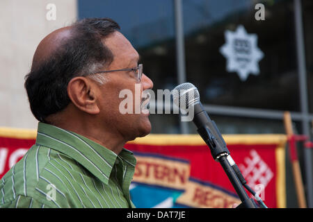 Londres, Royaume-Uni. 18 juillet 2013. Navin Shah, Chef du Groupe de travail porte sur les pompiers pour protester contre les coupures à leur service à l'extérieur de l'Incendie de Londres Bigade siège. Crédit : Paul Davey/Alamy Live News Banque D'Images