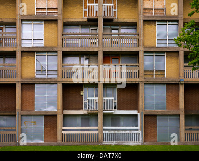 Barricadèrent windows à Park Hill appartements Sheffield England UK un bâtiment ouvert 1961 en rénovation par Urban Splash Banque D'Images