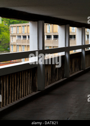 Passerelle à Park Hill appartements Sheffield England UK un bâtiment ouvert en 1961 et en rénovation par Urban Splash Banque D'Images