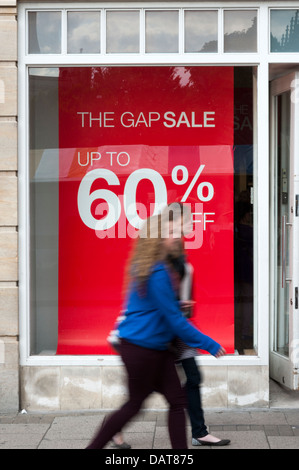 L'écart la vente, signe dans la fenêtre de la boutique de vêtements Cambridge UK qui offre 60 % de réduction. Banque D'Images