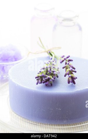 Savon artisanal avec des lavandes, sels de bain et d'huile essentielle Banque D'Images