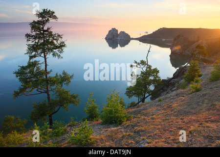 'La montagne' hamanka, Cap Burkhan, l'un des neuf la plupart des lieux sacrés en Asie sur l'île d'Olkhon sur le lac Baïkal en Sibérie, Russie Banque D'Images