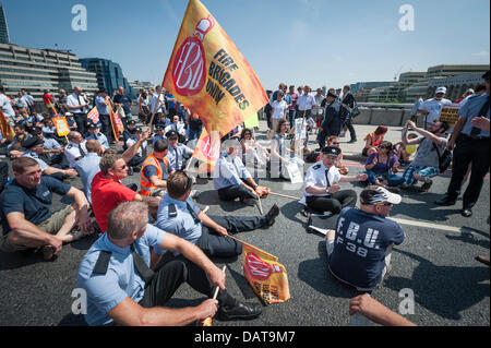 Londres, Royaume-Uni, 18 juillet 2013. Plusieurs centaines de soldats du feu de tout le Royaume-Uni à partir de mars Monument à London Fire Brigade Headq Banque D'Images