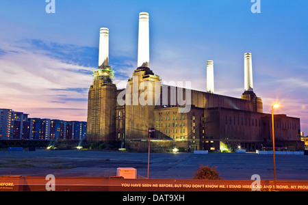 Battersea Power Station nuit London UK Banque D'Images