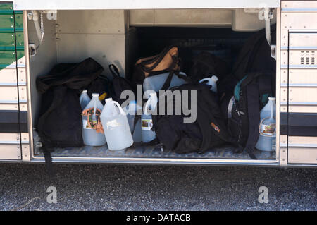 30 juin 2003 - Arivaca, Arizona, United States - Sacs à dos et des bouteilles d'eau prises de migrants capturés s'asseoir dans un espace de rangement sous un autobus utilisé pour le transport de migrants vers des centres de détention dans le désert près de Arivaca, Arizona en 2003. (Crédit Image : ©/ZUMAPRESS.com) s Seberger Banque D'Images