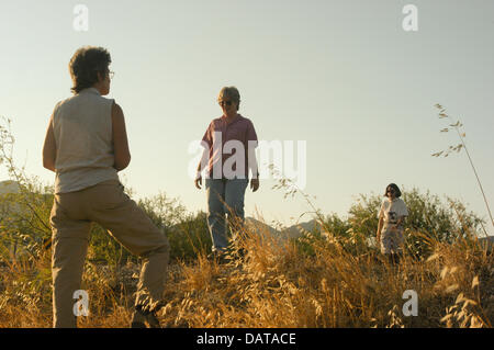 30 juin 2003 - Arivaca, Arizona, United States - bénévoles avec les Samaritains, une frontière-zone groupe de défense des droits de l'enquête, le désert près de Arivaca, Arizona à migrants en détresse. Pour plus d'une décennie, les Samaritains ont quitté les postes d'eau dans le désert, et ont appelé à la police des frontières plus humaines et politiques. (Crédit Image : ©/ZUMAPRESS.com) s Seberger Banque D'Images