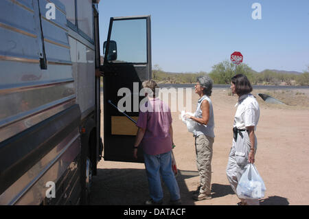 30 juin 2003 - Arivaca, Arizona, United States - bénévoles avec les Samaritains, une région à la frontière de l'homme, un conseil de groupe U.S. Border Patrol-migrants contrôlés transport bus à offrir de l'eau et offrir de l'aide médicale près de Arivaca, Arizona en 2003. Pour plus d'une décennie, les Samaritains ont quitté les postes d'eau dans le désert, et ont appelé à la police des frontières plus humaines et politiques. (Crédit Image : ©/ZUMAPRESS.com) s Seberger Banque D'Images