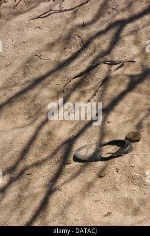 30 juin 2003 - Arivaca, Arizona, United States - une chaussure abandonnée est assis sur le sol du désert près d'une station à l'extérieur de l'eau Samaritains Arivaca, Arizona en 2003. Les Samaritains ont maintenu les postes d'eau dans le désert borderland pour plus d'une décennie, et l'appel à la police des frontières plus humaines et politiques. (Crédit Image : ©/ZUMAPRESS.com) s Seberger Banque D'Images