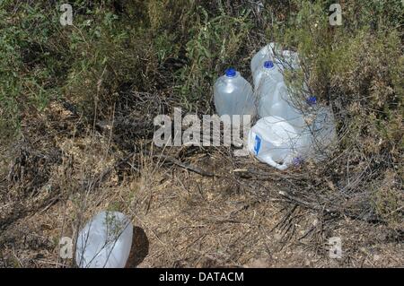 30 juin 2003 - Arivaca, Arizona, United States - UN stash de bouteilles d'eau est la preuve d'une forte circulation près de plaza migrants Arivaca Arizona), comme c'est le cas aujourd'hui, la région était une route de l'immigration populaire avec de grandes routes artérielles fournissant l'accès des véhicules sur le désert et en Arizona et au-delà. (Crédit Image : ©/ZUMAPRESS.com) s Seberger Banque D'Images