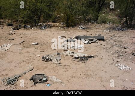 30 juin 2003 - Arivaca, Arizona, United States - un camp de migrants de fortune se trouve à proximité d'une station d'eau samaritains dans le désert près de borderland Arivaca, Arizona en 2003. Pour plus d'une décennie, les Samaritains ont quitté les postes d'eau dans le désert, et ont appelé à la police des frontières plus humaines et politiques. (Crédit Image : ©/ZUMAPRESS.com) s Seberger Banque D'Images