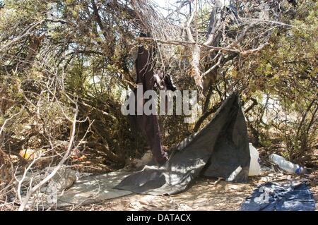 30 juin 2003 - Arivaca, Arizona, United States - un camp de migrants de fortune se trouve à proximité d'une station d'eau samaritains dans le désert près de borderland Arivaca, Arizona en 2003. Pour plus d'une décennie, les Samaritains ont quitté les postes d'eau dans le désert, et ont appelé à la police des frontières plus humaines et politiques. (Crédit Image : ©/ZUMAPRESS.com) s Seberger Banque D'Images