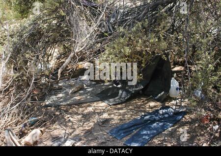 30 juin 2003 - Arivaca, Arizona, United States - un camp de migrants de fortune se trouve à proximité d'une station d'eau samaritains dans le désert près de borderland Arivaca, Arizona en 2003. Pour plus d'une décennie, les Samaritains ont quitté les postes d'eau dans le désert, et ont appelé à la police des frontières plus humaines et politiques. (Crédit Image : ©/ZUMAPRESS.com) s Seberger Banque D'Images