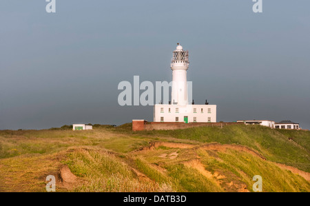 Le phare moderne sur le dessus du haut des falaises de craie à Flamborough Head, Yorkshire, UK. Banque D'Images