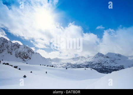 Les nuages et les montagnes - il paysage pics en Andorre Banque D'Images