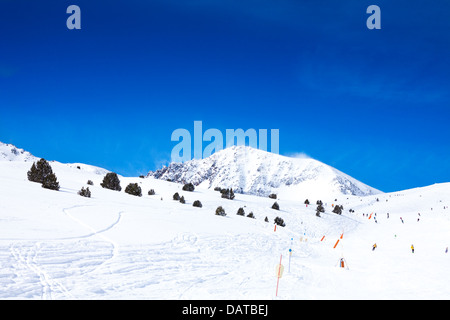 Pour le ski de pente dans les montagnes avec les pistes balisées et les pics couverts de neige sur l'arrière-plan Banque D'Images