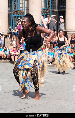 Occasion pour danser à Sheffield le 13 juillet 2013. Une fusion de différents styles de danse autour du centre-ville. Banque D'Images