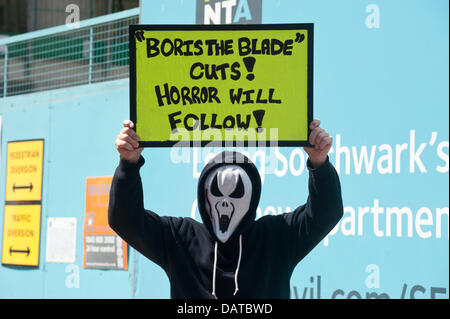 Londres, Royaume-Uni - 18 juillet 2013 : un manifestant tient une pancarte 'lecture Boris la lame' coupures ! Horreur !' Credit : Piero Cruciatti/Alamy Live News Banque D'Images