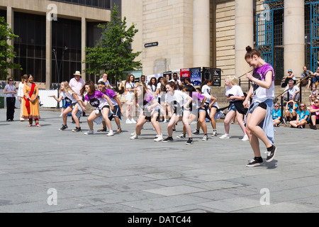 Occasion pour danser à Sheffield le 13 juillet 2013. Une fusion de différents styles de danse autour du centre-ville. Banque D'Images